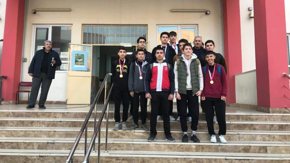 Mersin Gençlik ve Spor il Müdürlüğü Okul Sporları biriminin düzenlemiş olduğu okullar arası Güreş İl birinciliği müsabakalarında okulumuz 4 birincilik kazanmıştır.